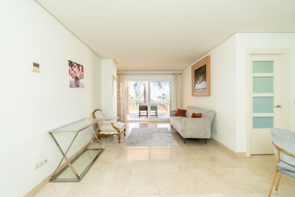 2 Bed Middle Floor Apartment in Nueva Andalucía