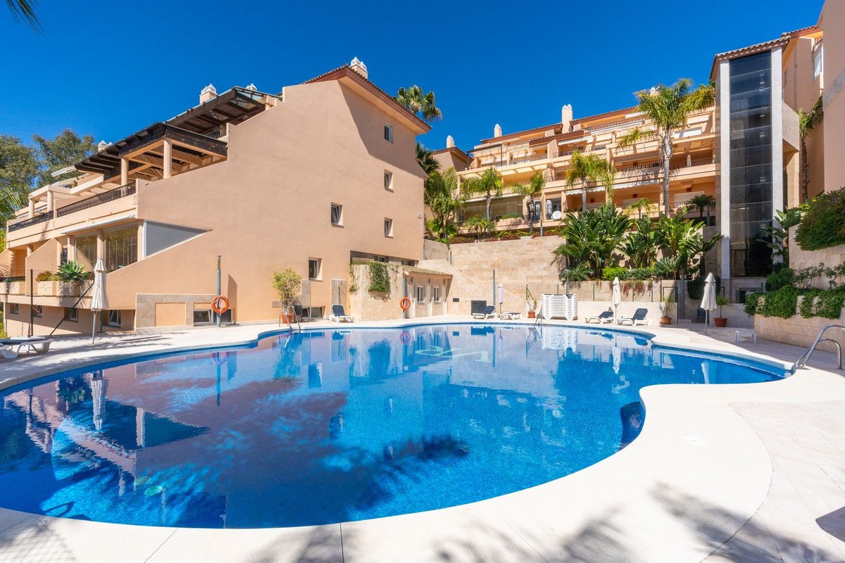 2 Bed Middle Floor Apartment in Nueva Andalucía