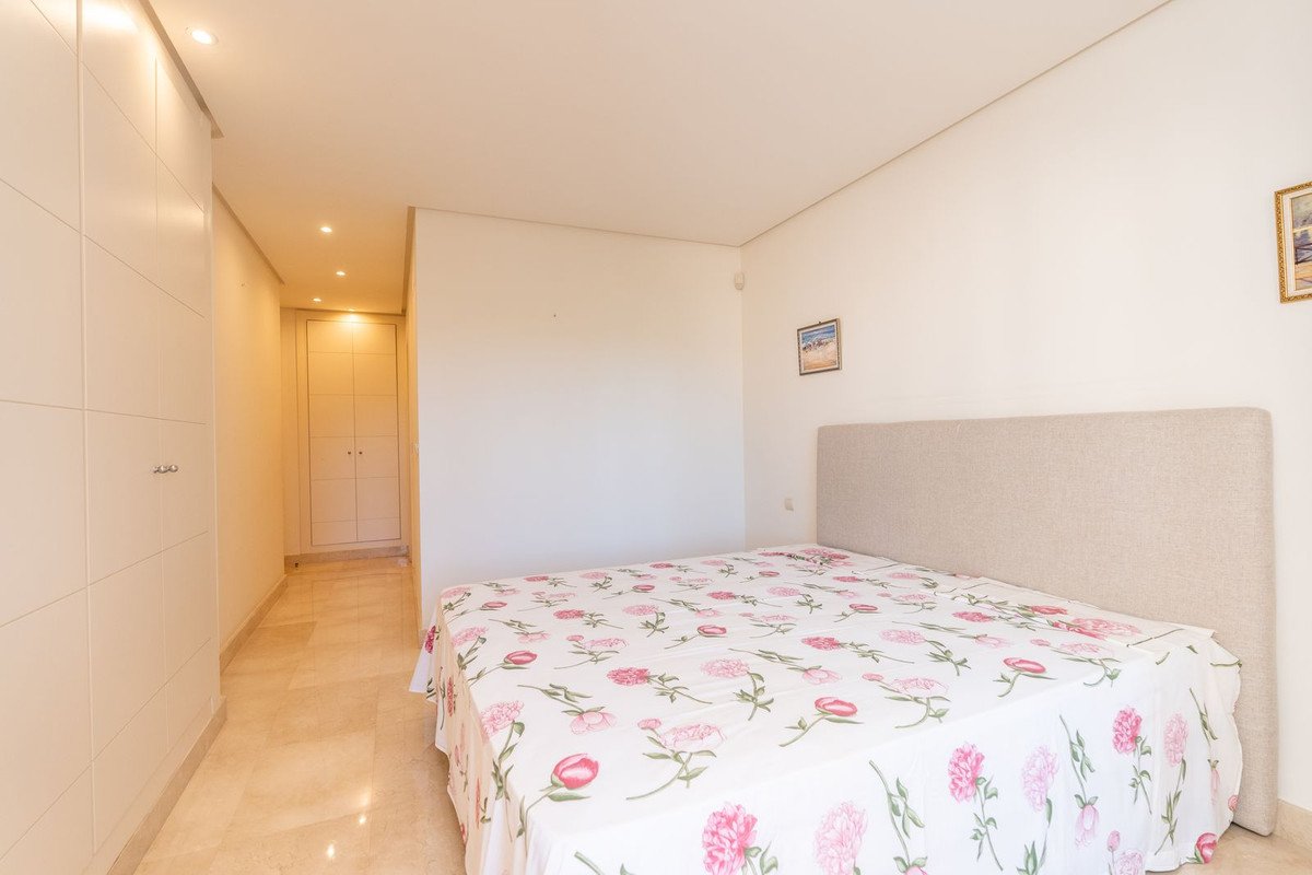 2 Bed Middle Floor Apartment in Nueva Andalucía