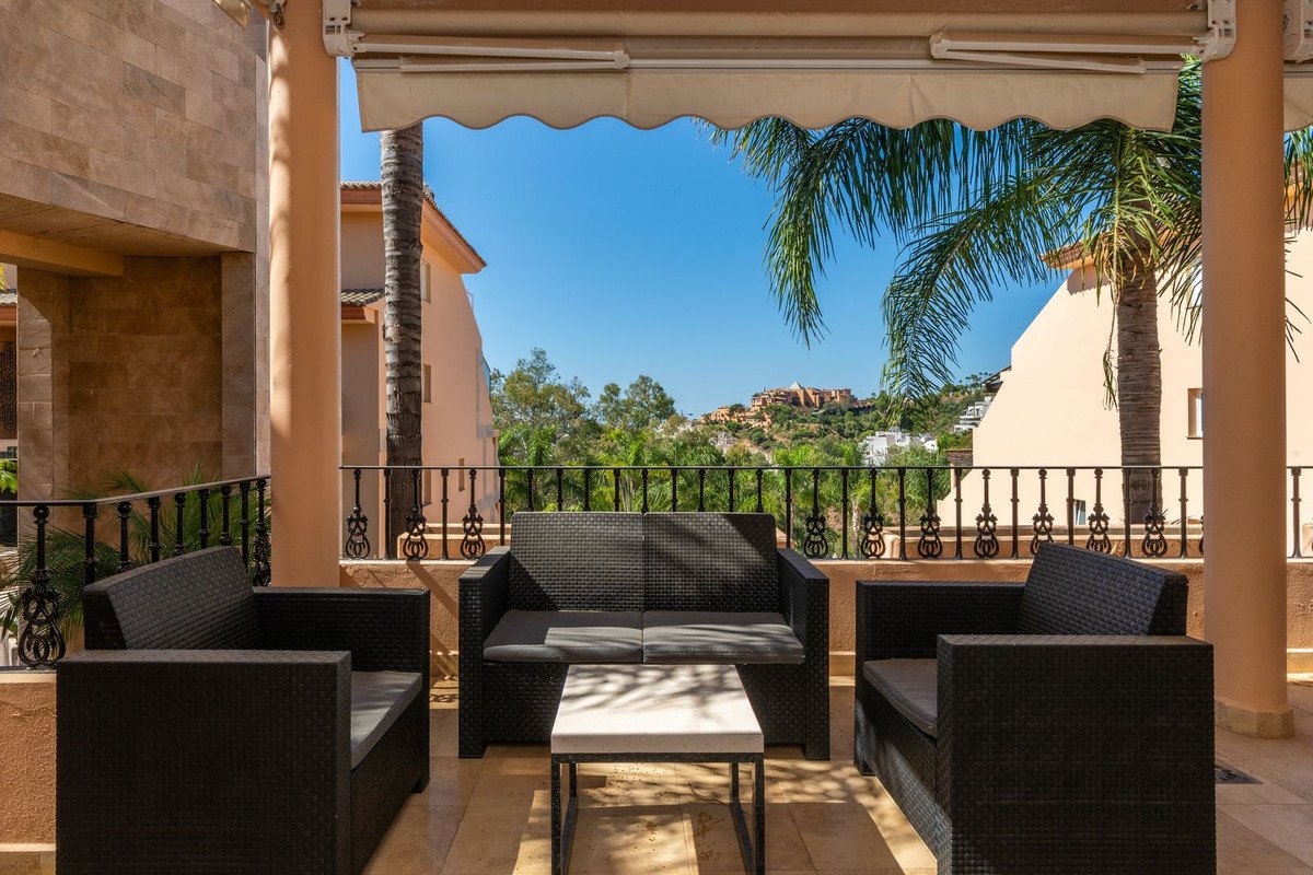 2 Bed Middle Floor Apartment in Nueva Andalucía