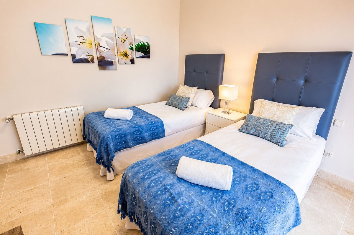 3 Bed Middle Floor Apartment in Los Flamingos