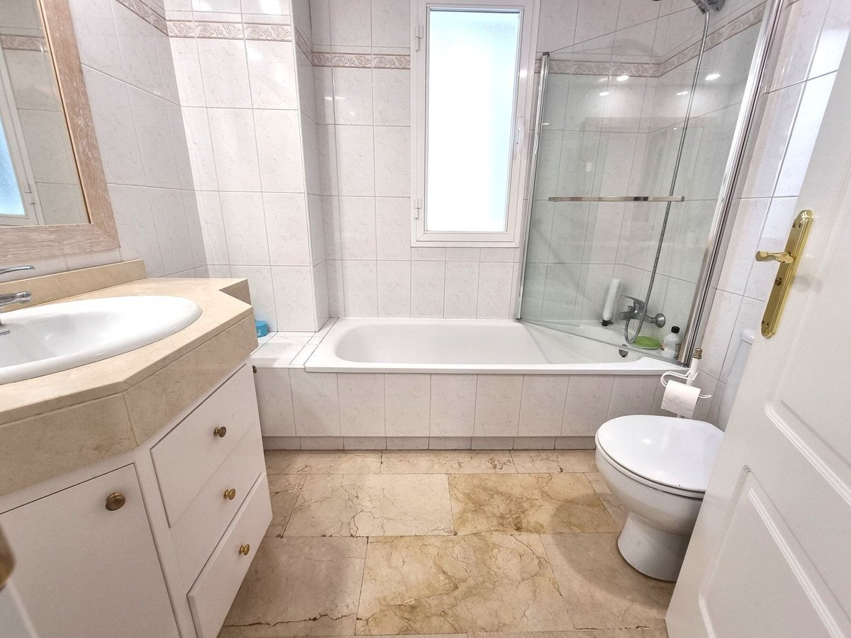 2 Bed Middle Floor Apartment in Puerto Banús