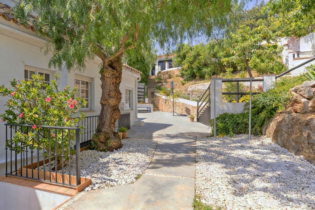 4 Bed Semi-Detached House in Marbella