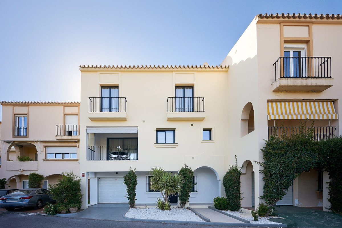 4 Bed Townhouse in Nueva Andalucía