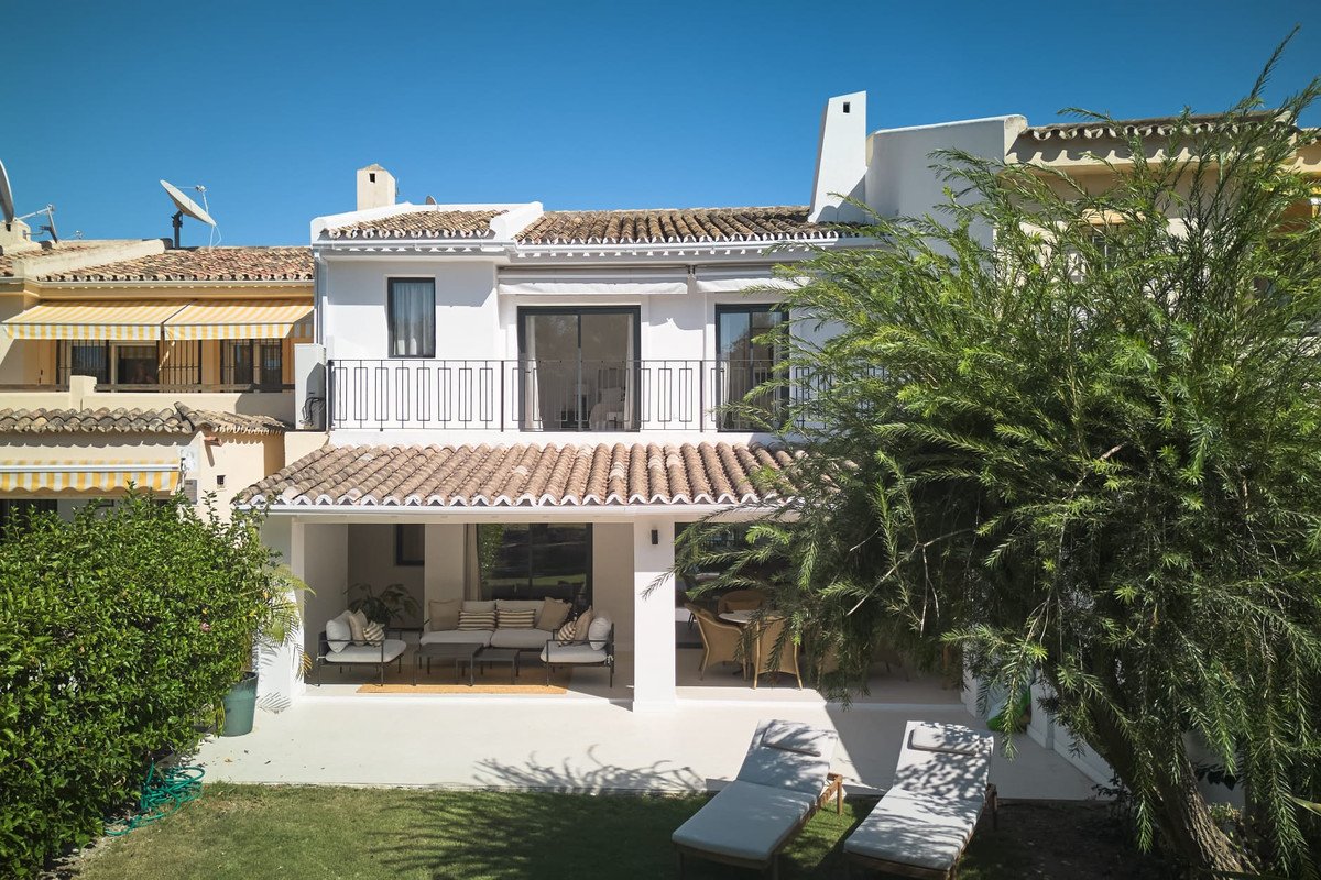 4 Bed Townhouse in Nueva Andalucía