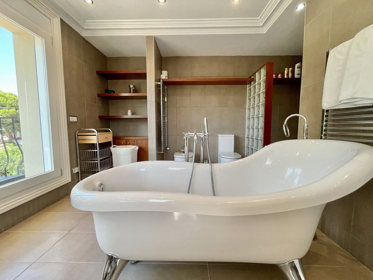6 Bed Detached Villa in Alicante