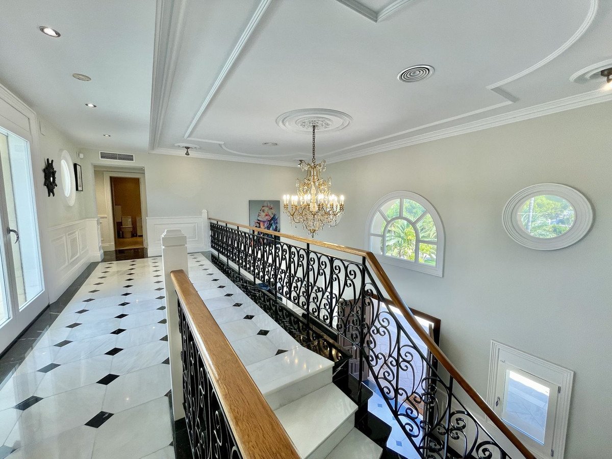 6 Bed Detached Villa in Alicante