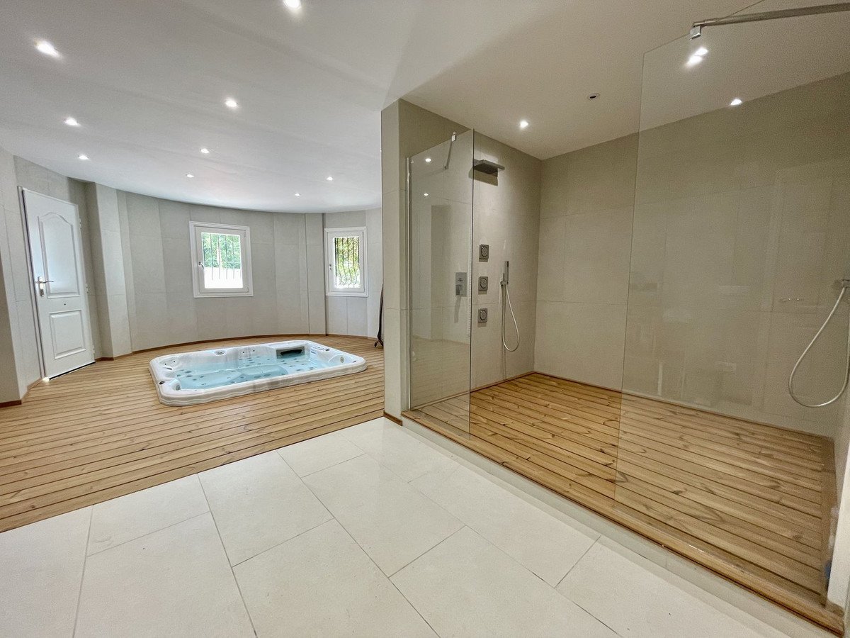 6 Bed Detached Villa in Alicante