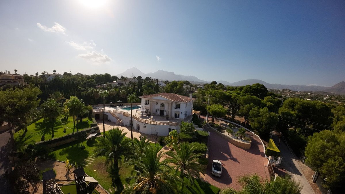 6 Bed Detached Villa in Alicante