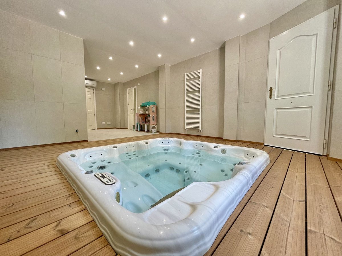 6 Bed Detached Villa in Alicante