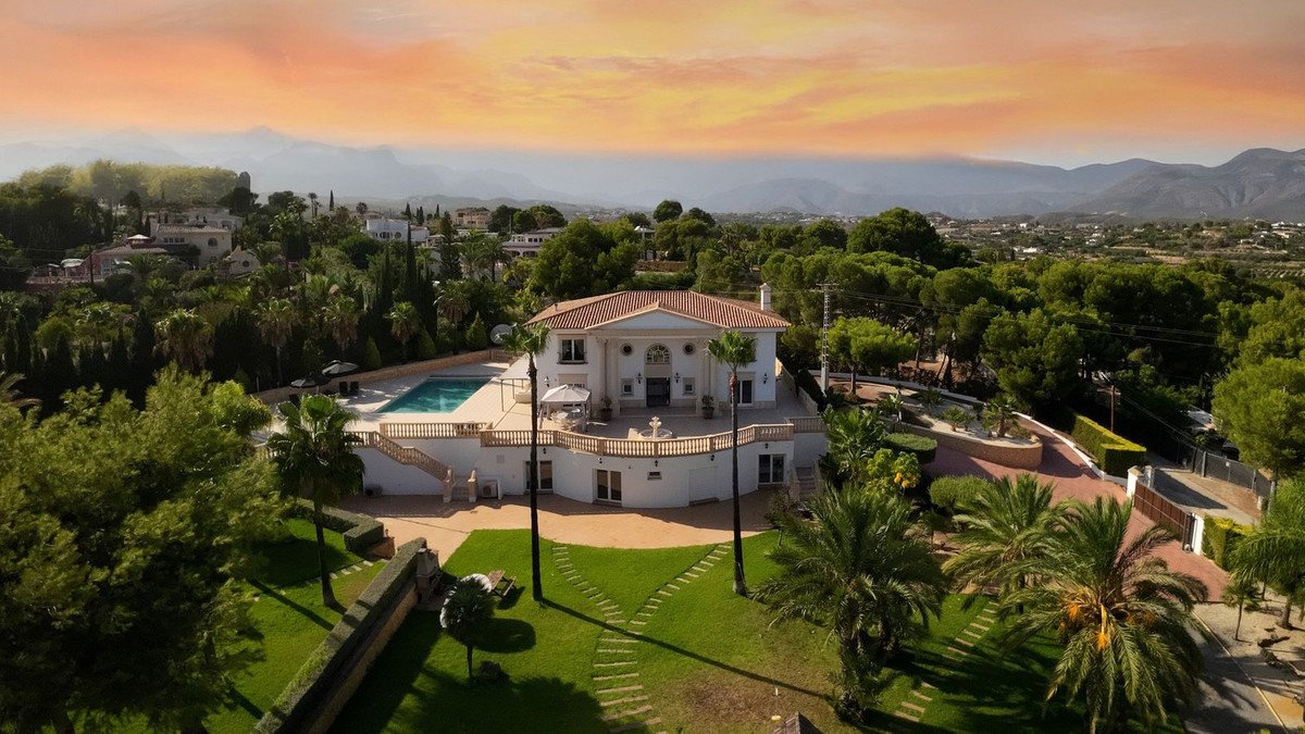 6 Bed Detached Villa in Alicante