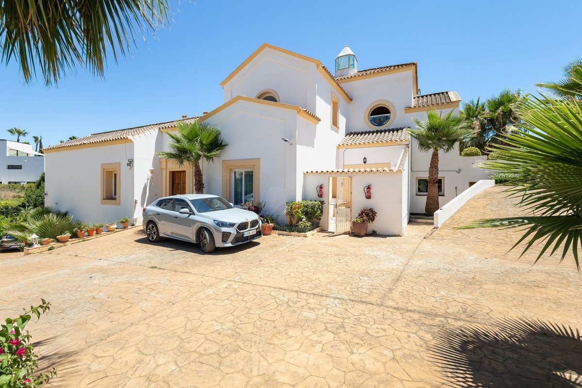 7 Bed Detached Villa in El Paraiso