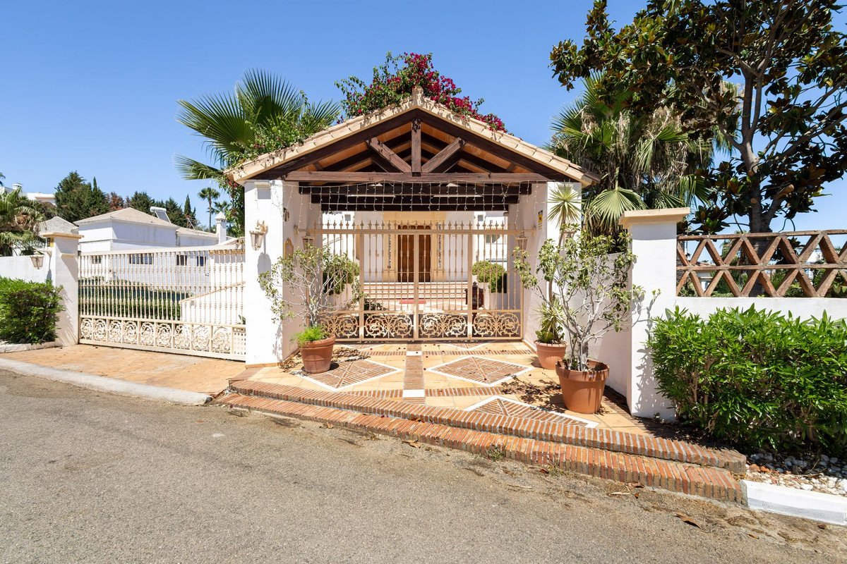 7 Bed Detached Villa in El Paraiso