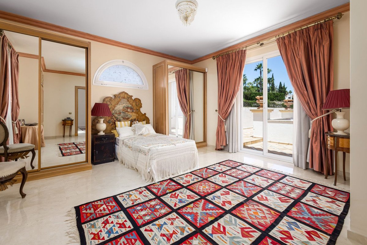 7 Bed Detached Villa in El Paraiso