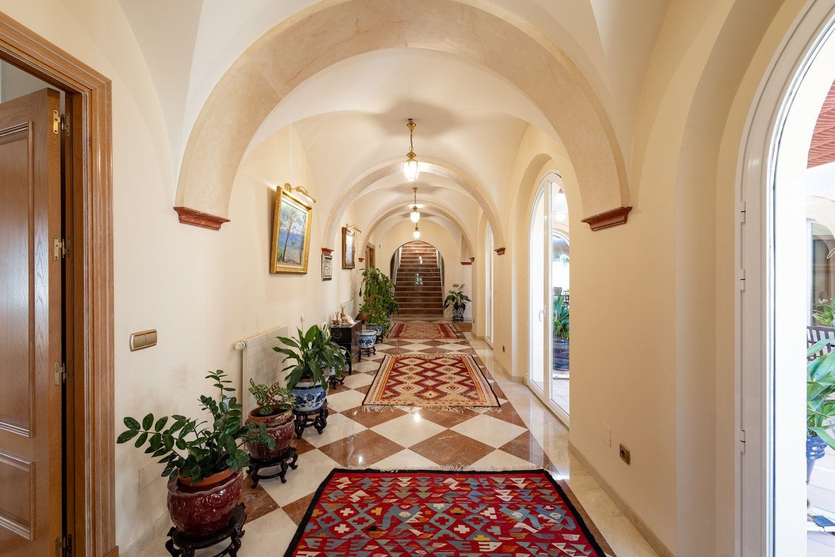 7 Bed Detached Villa in El Paraiso