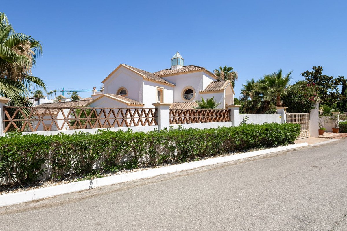 7 Bed Detached Villa in El Paraiso