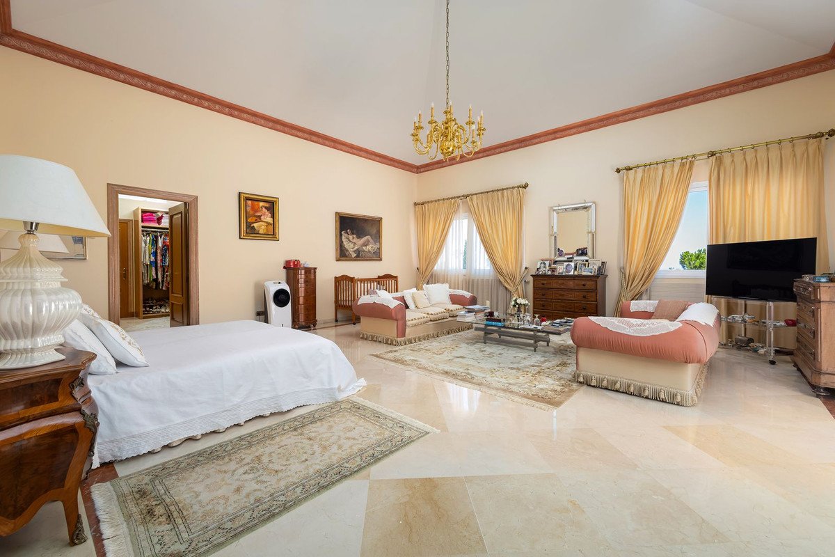 7 Bed Detached Villa in El Paraiso