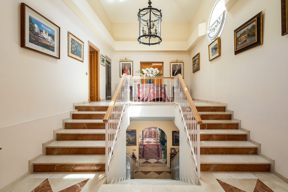 7 Bed Detached Villa in El Paraiso