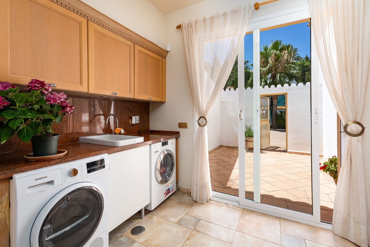 7 Bed Detached Villa in El Paraiso
