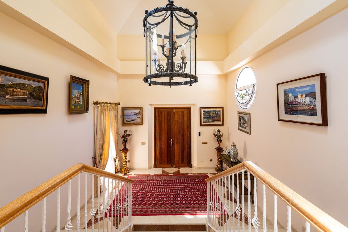 7 Bed Detached Villa in El Paraiso
