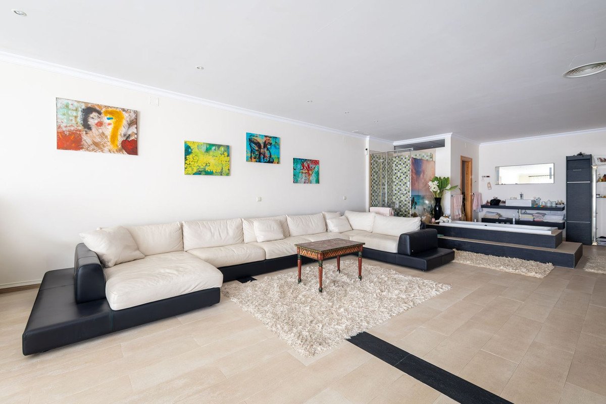 7 Bed Detached Villa in El Paraiso
