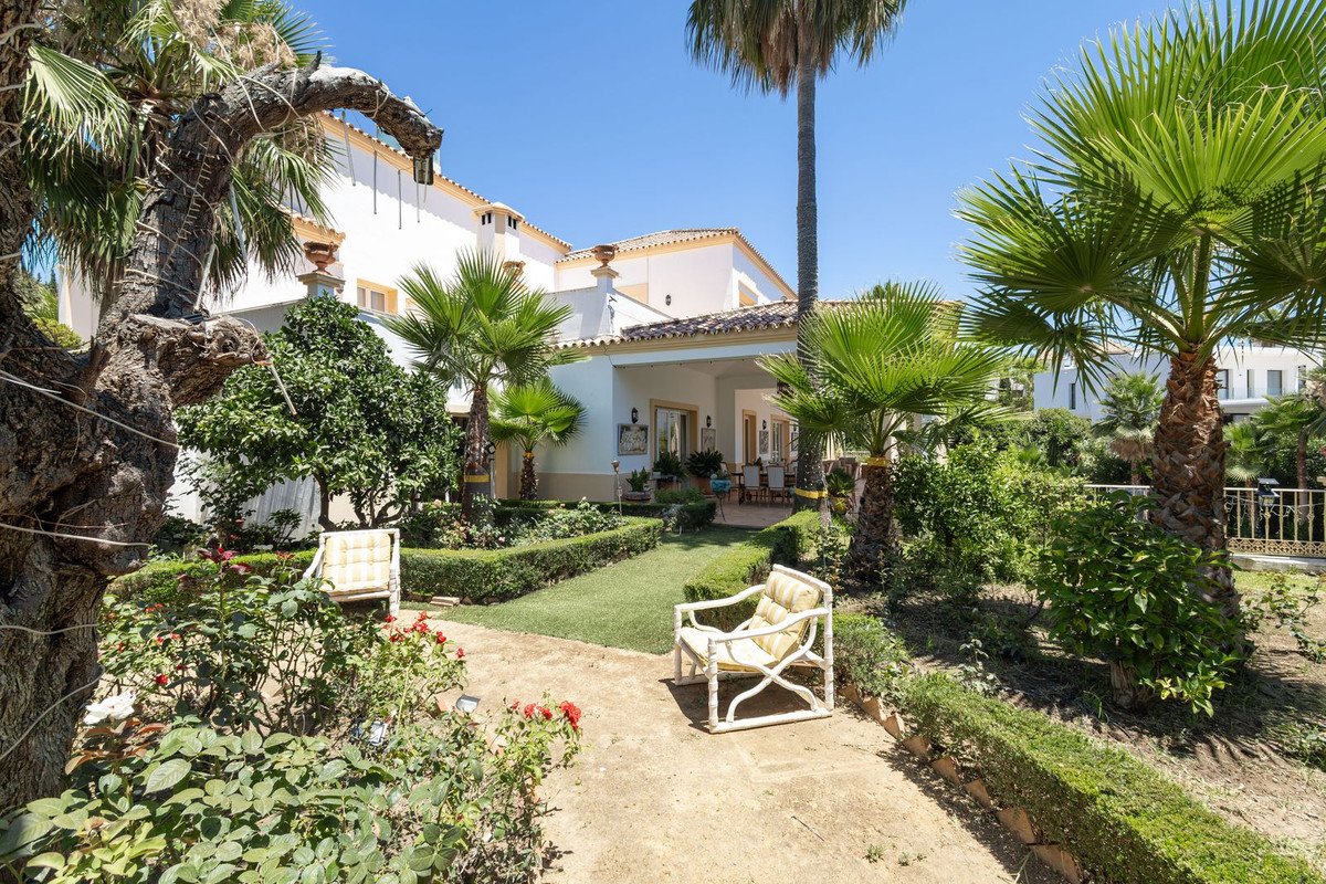 7 Bed Detached Villa in El Paraiso
