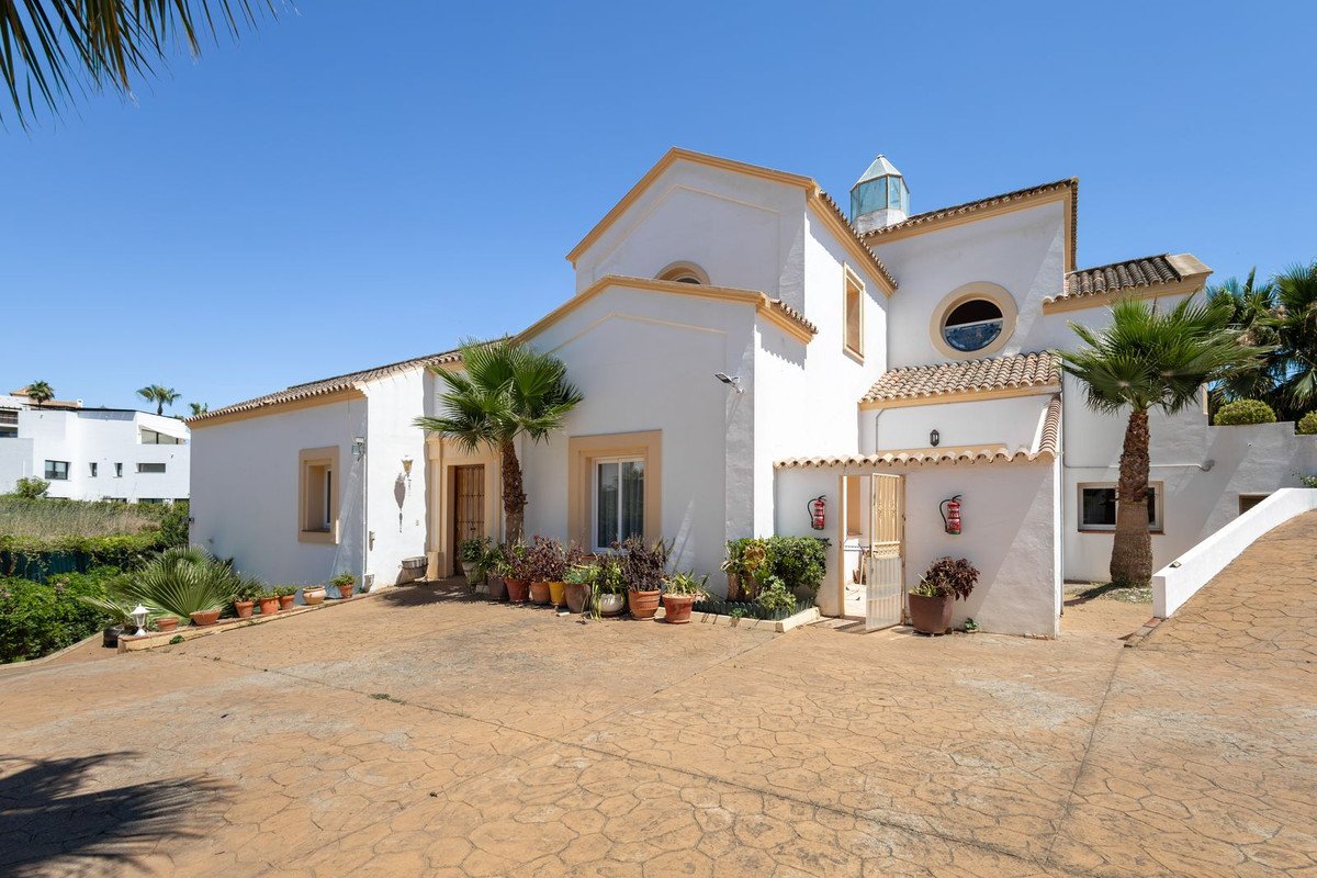 7 Bed Detached Villa in El Paraiso