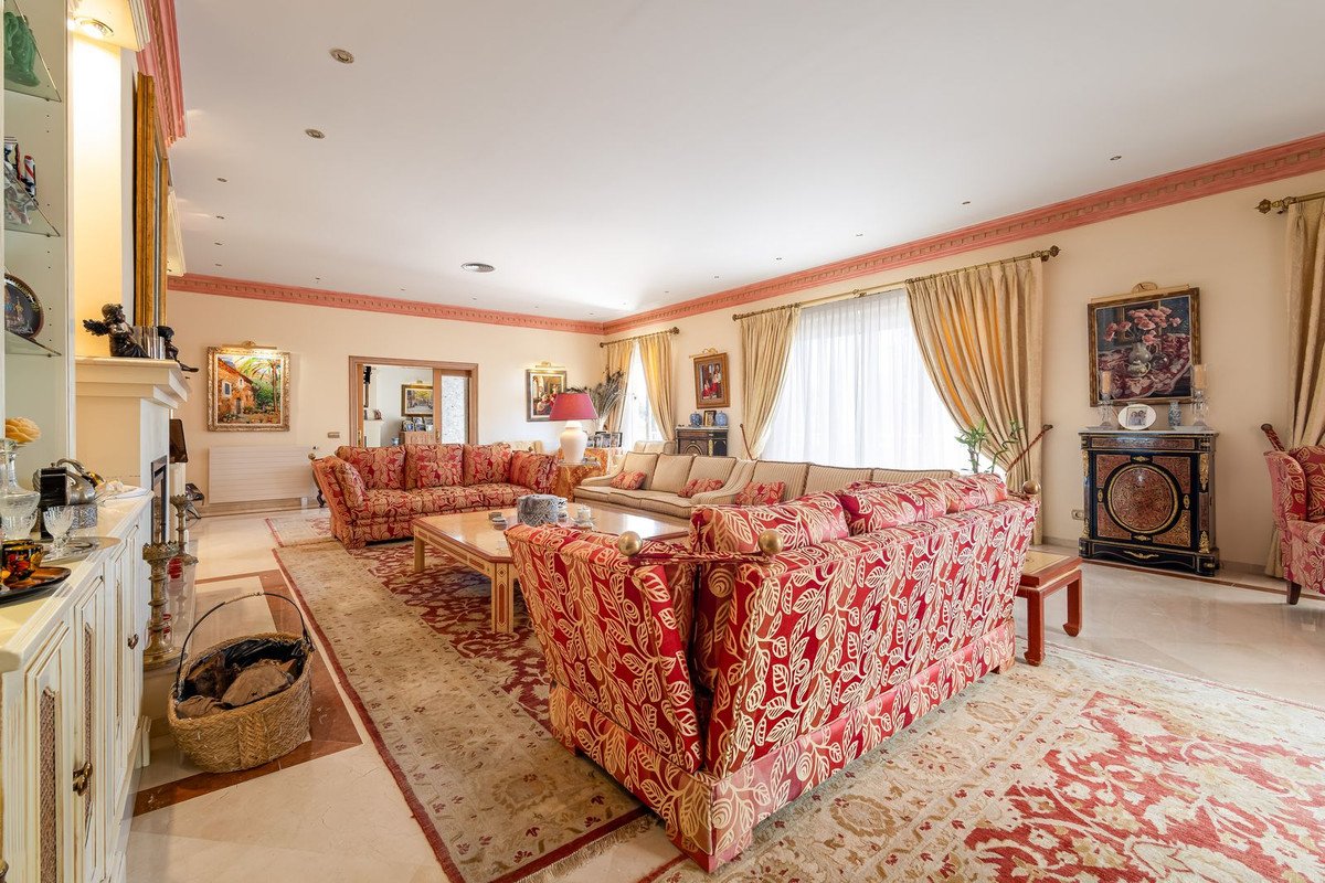 7 Bed Detached Villa in El Paraiso
