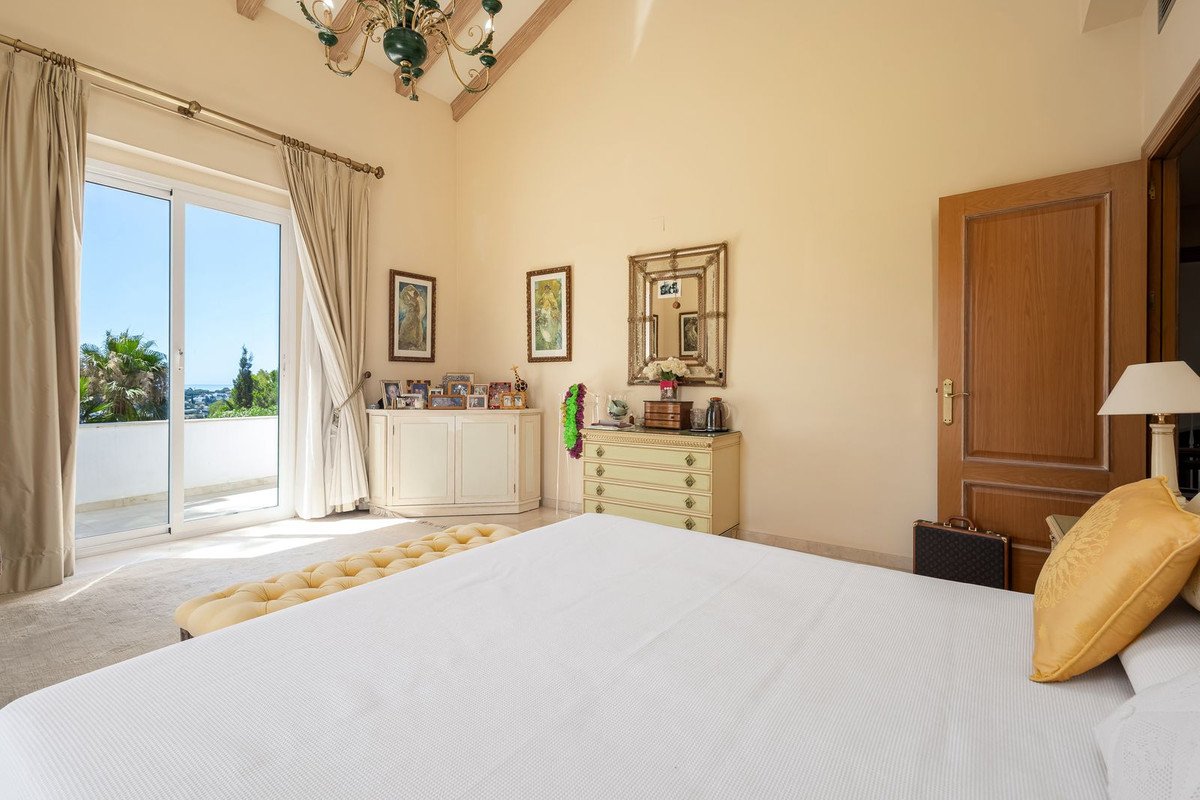 7 Bed Detached Villa in El Paraiso