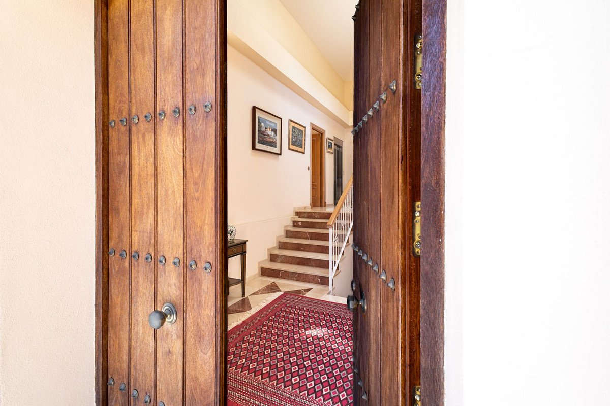 7 Bed Detached Villa in El Paraiso