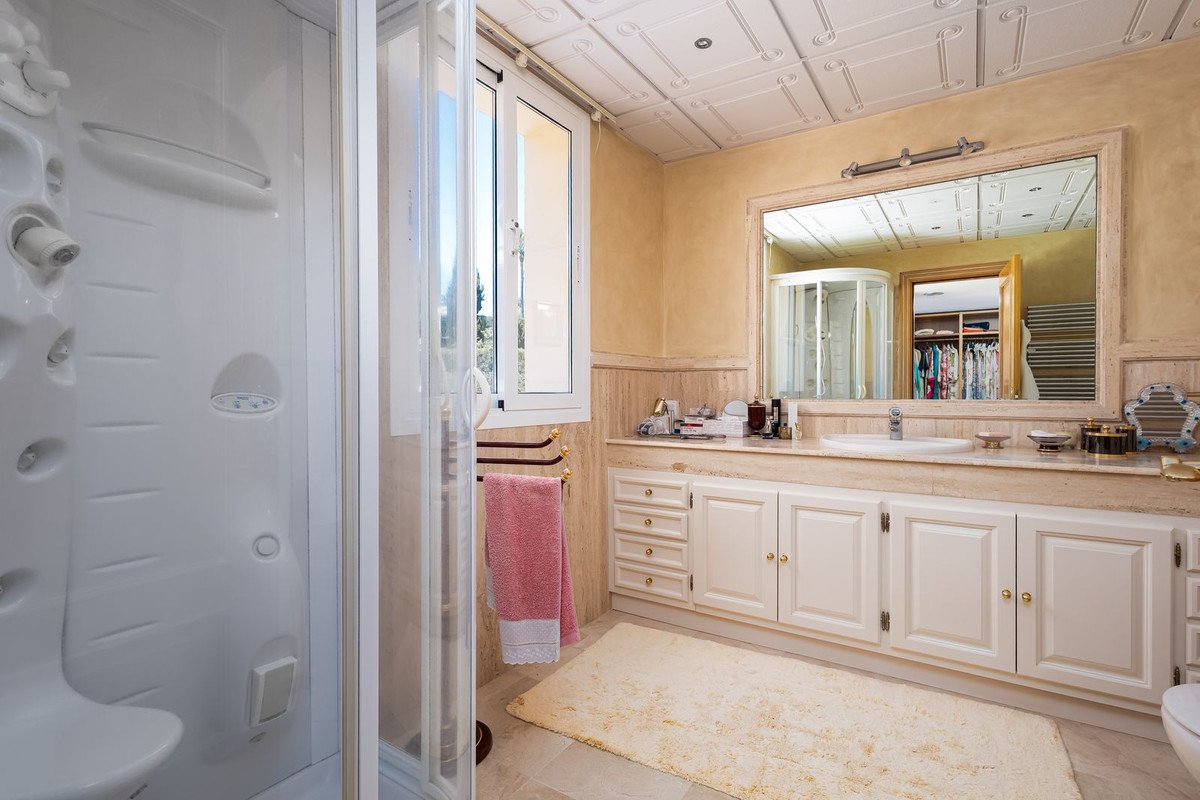 7 Bed Detached Villa in El Paraiso