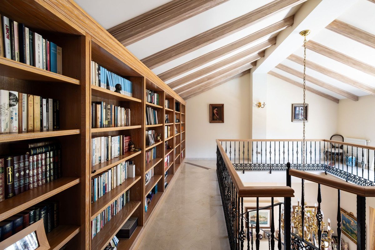 7 Bed Detached Villa in El Paraiso