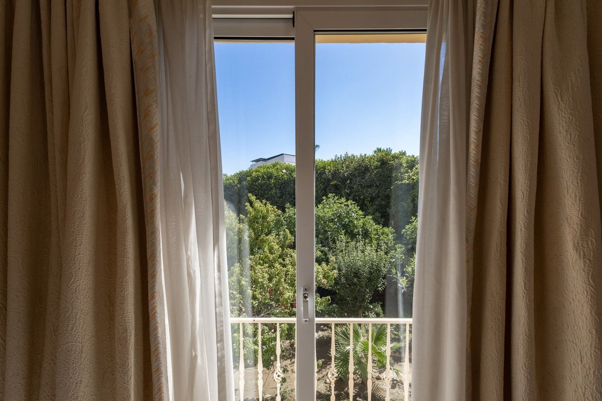 7 Bed Detached Villa in El Paraiso