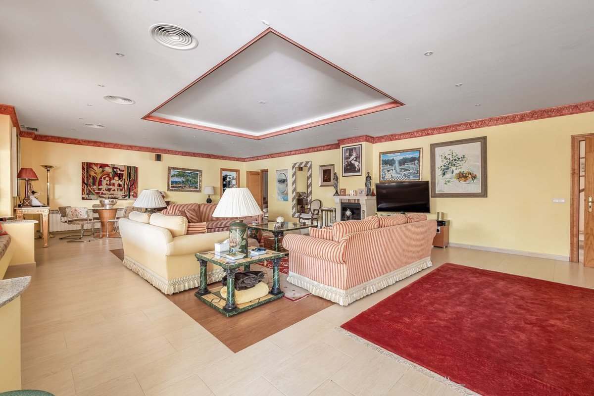 7 Bed Detached Villa in El Paraiso