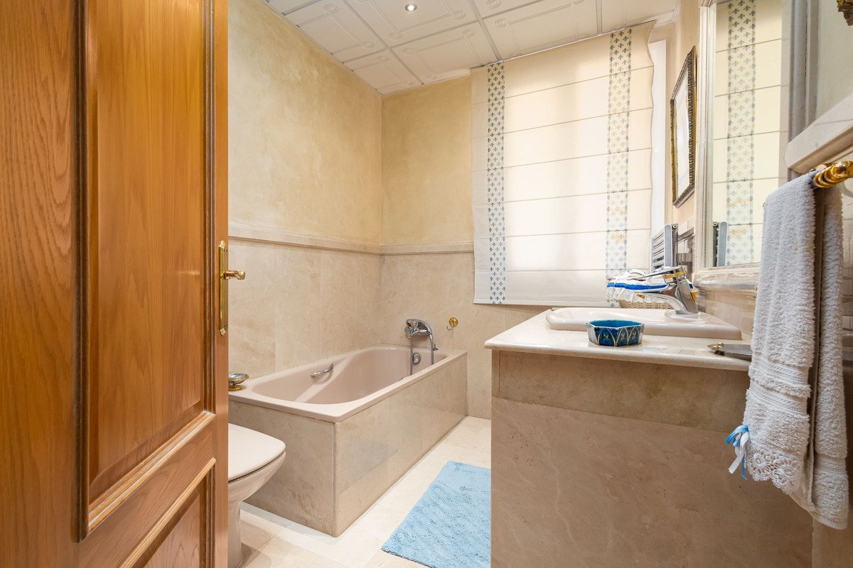 7 Bed Detached Villa in El Paraiso