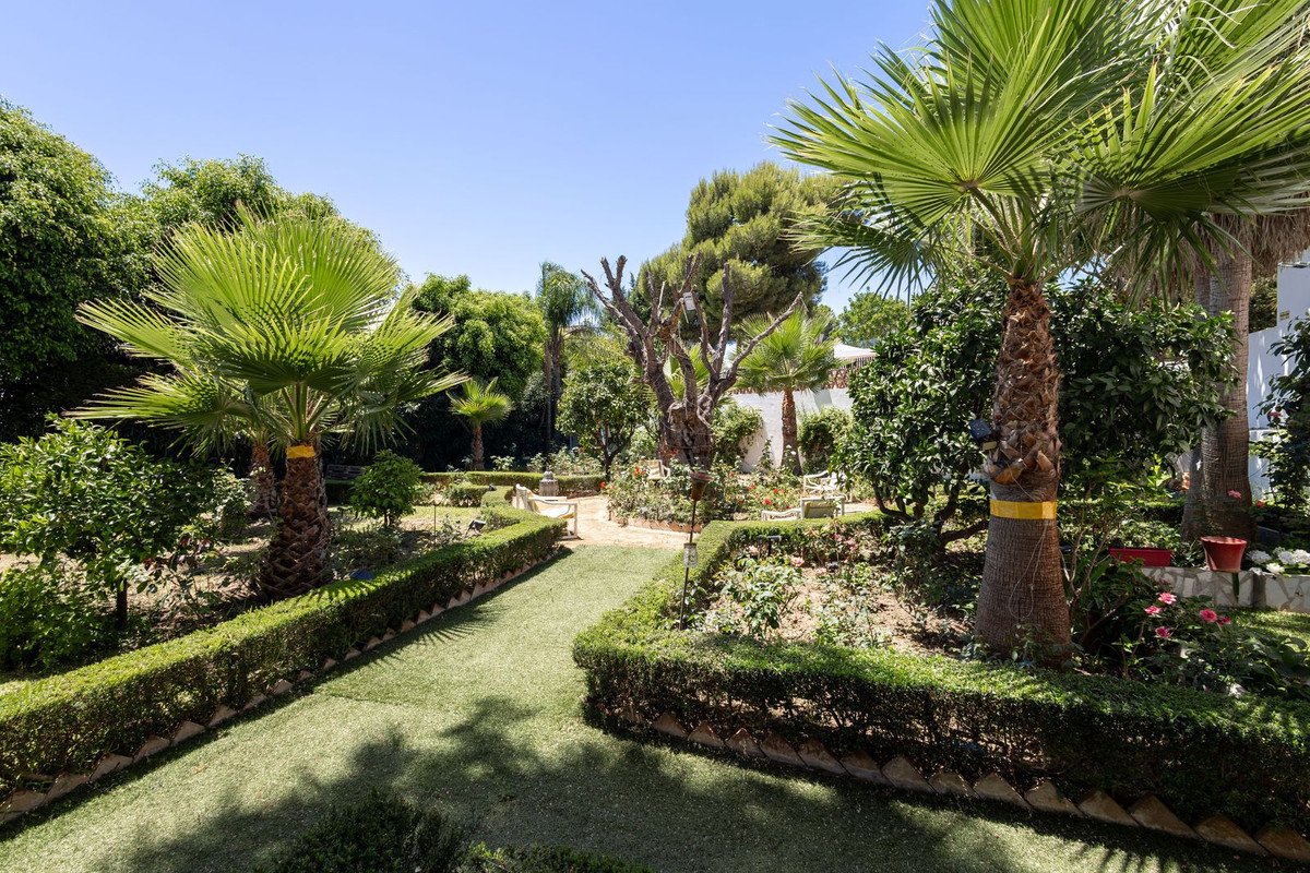 7 Bed Detached Villa in El Paraiso