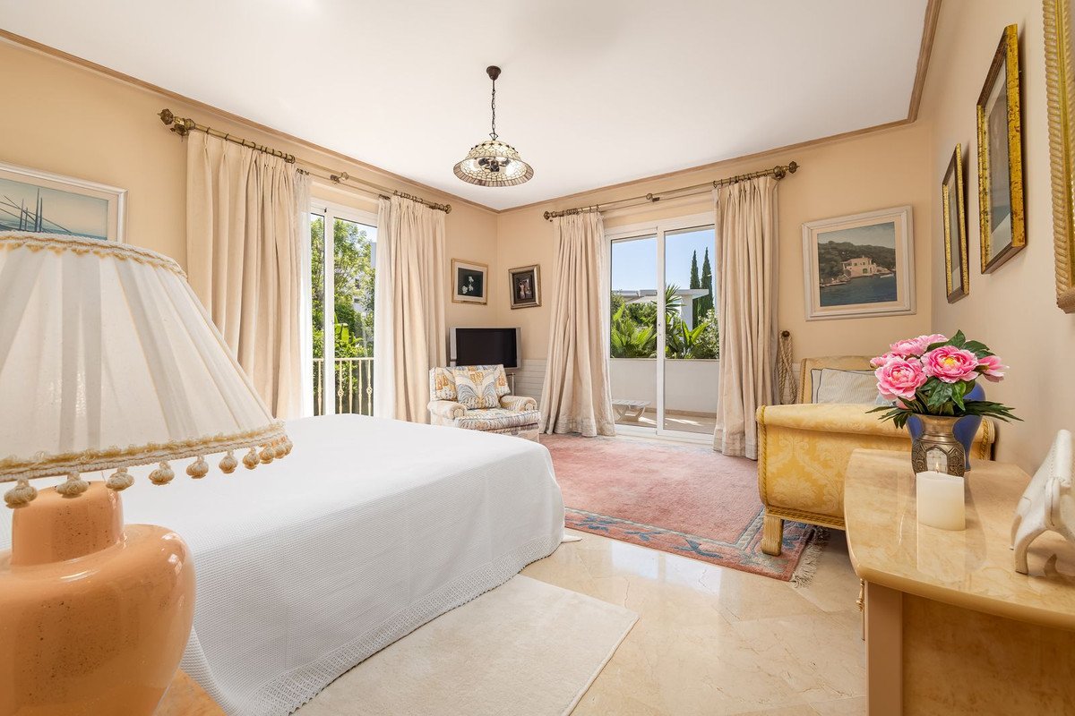 7 Bed Detached Villa in El Paraiso