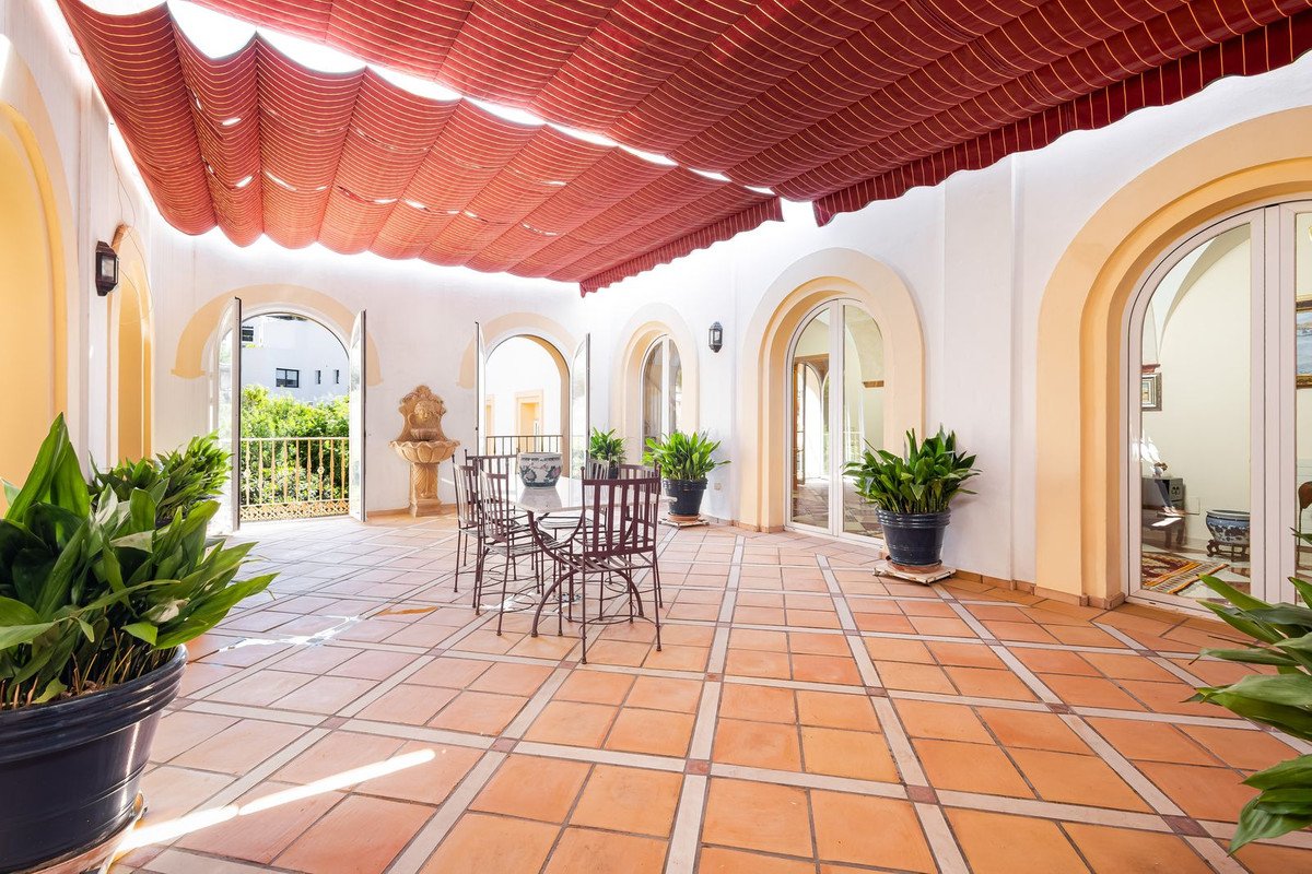 7 Bed Detached Villa in El Paraiso