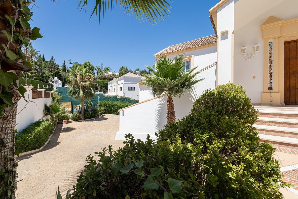 7 Bed Detached Villa in El Paraiso