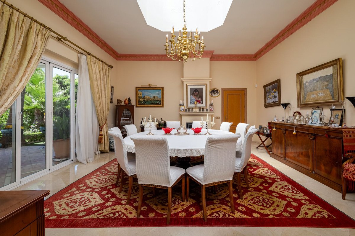 7 Bed Detached Villa in El Paraiso
