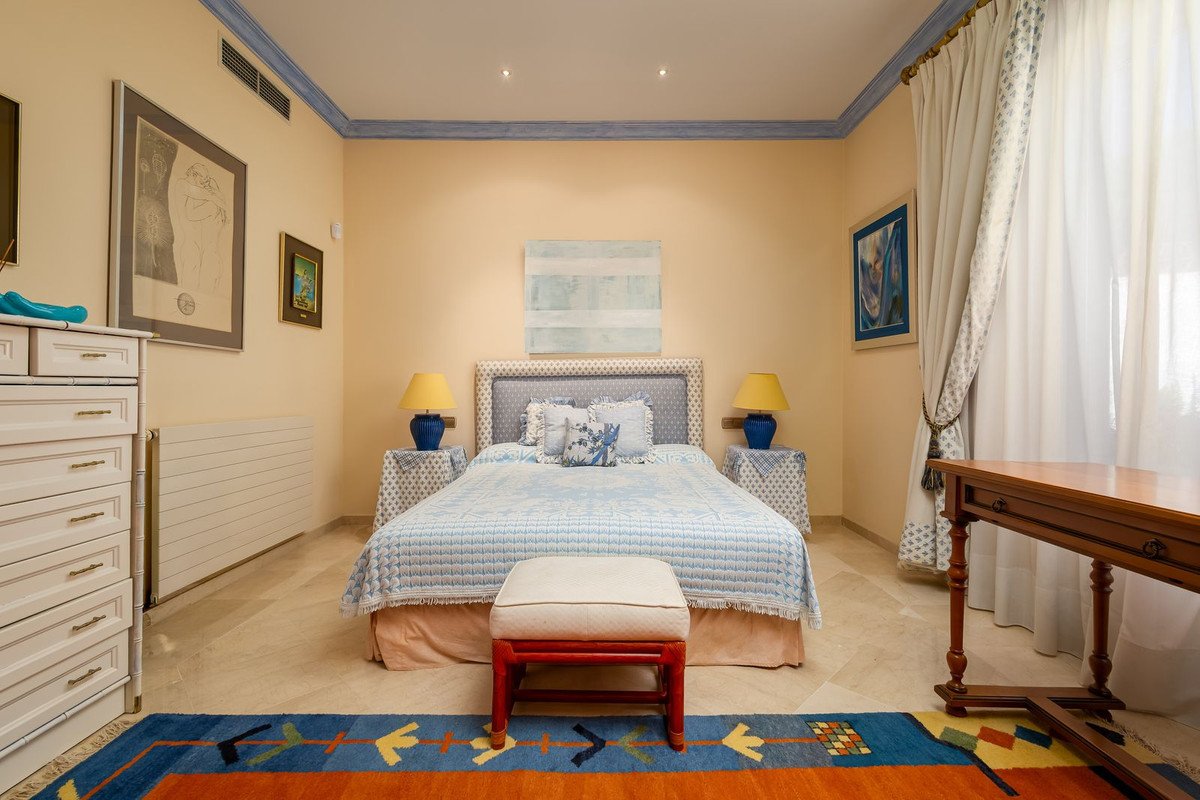 7 Bed Detached Villa in El Paraiso