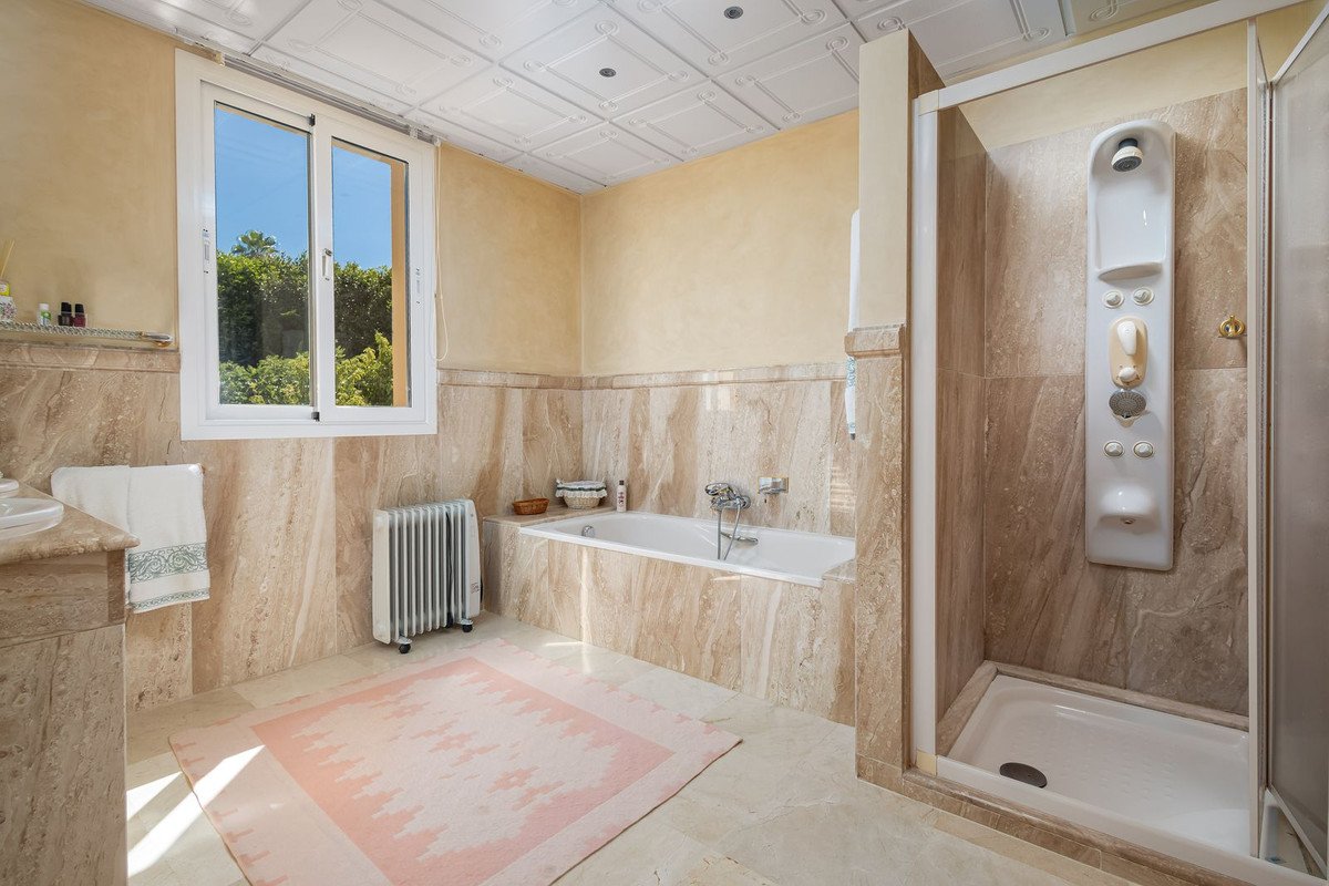 7 Bed Detached Villa in El Paraiso