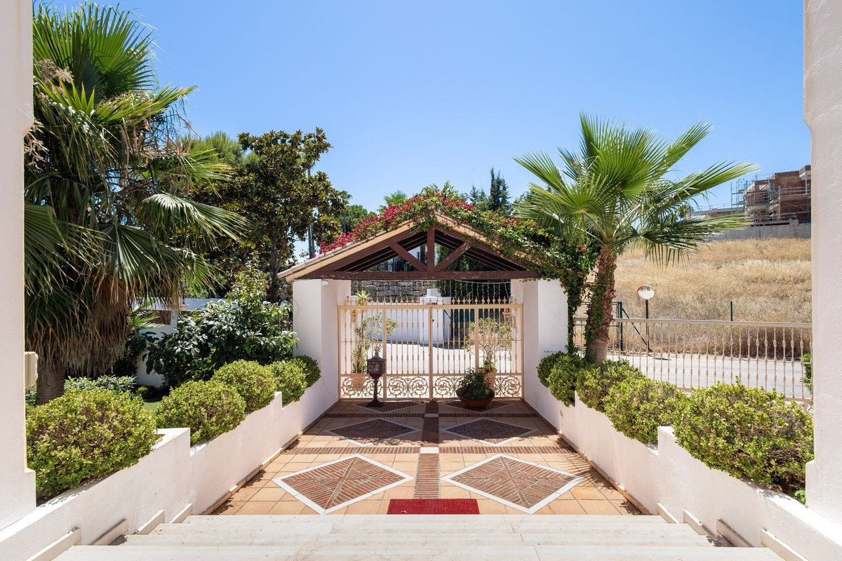 7 Bed Detached Villa in El Paraiso
