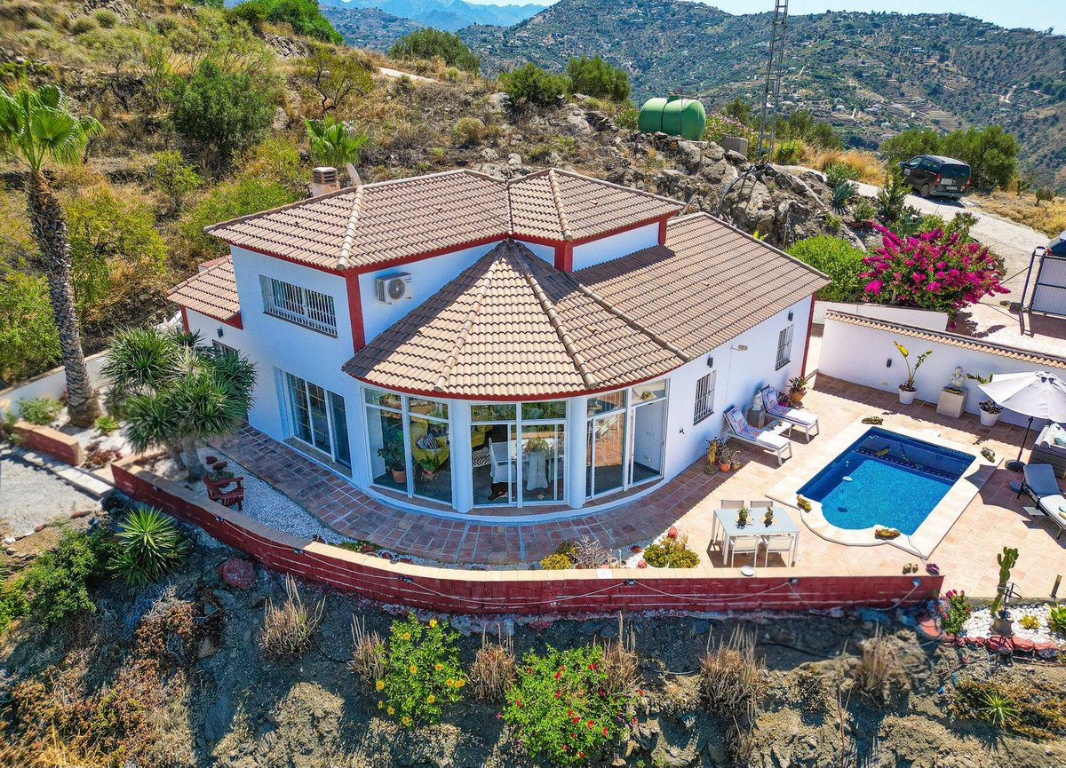 3 Bed Detached Villa in Arenas