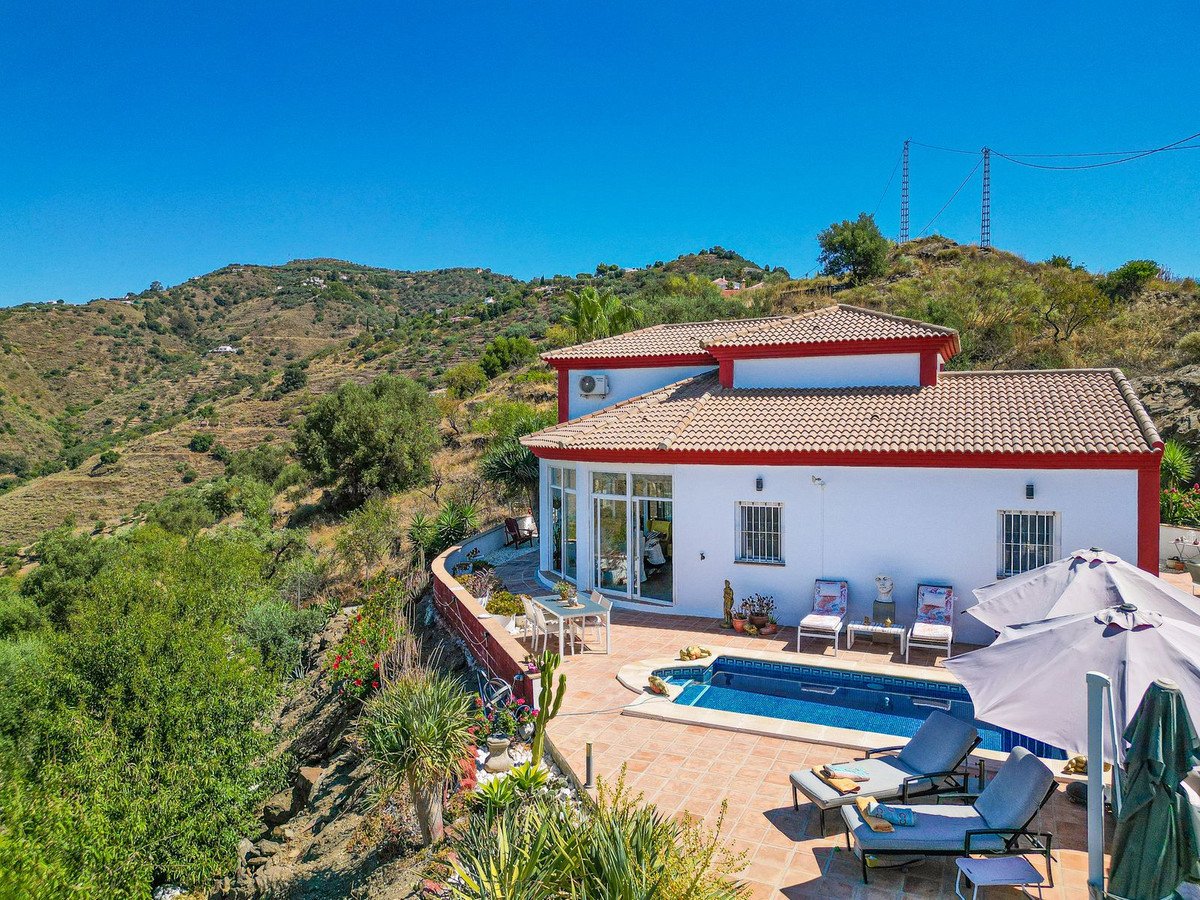 3 Bed Detached Villa in Arenas