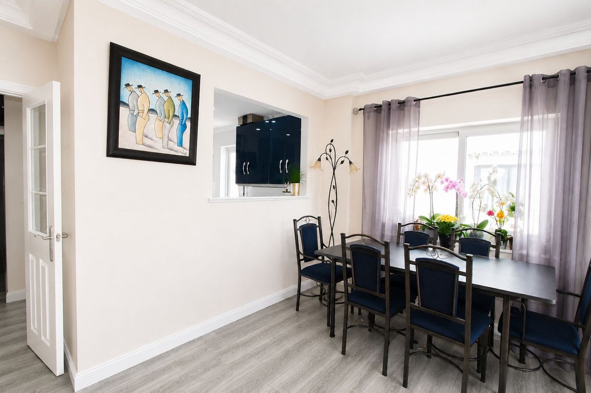 2 Bed Middle Floor Apartment in Calahonda