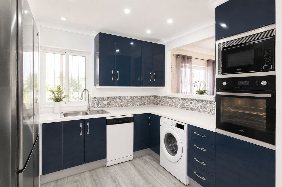 2 Bed Middle Floor Apartment in Calahonda