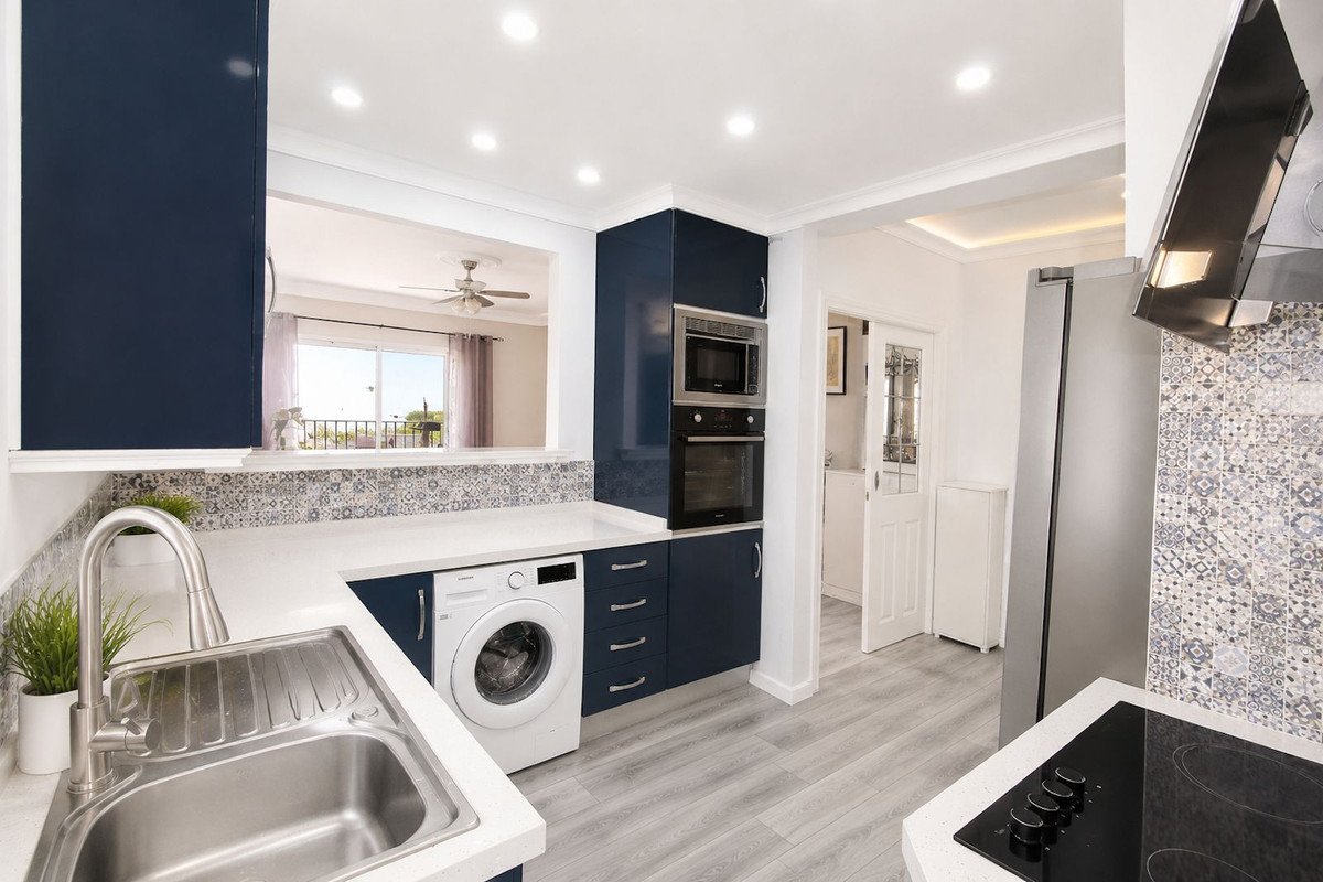 2 Bed Middle Floor Apartment in Calahonda