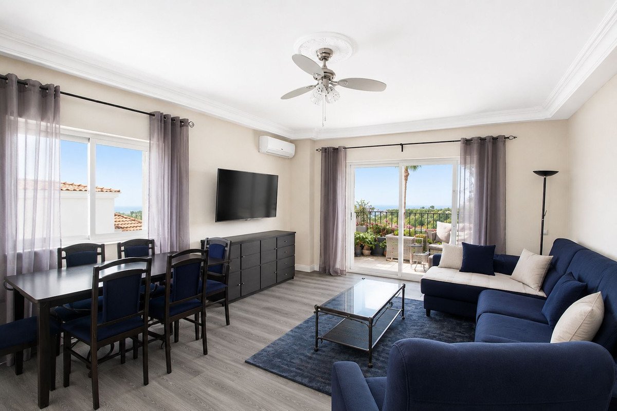 2 Bed Middle Floor Apartment in Calahonda