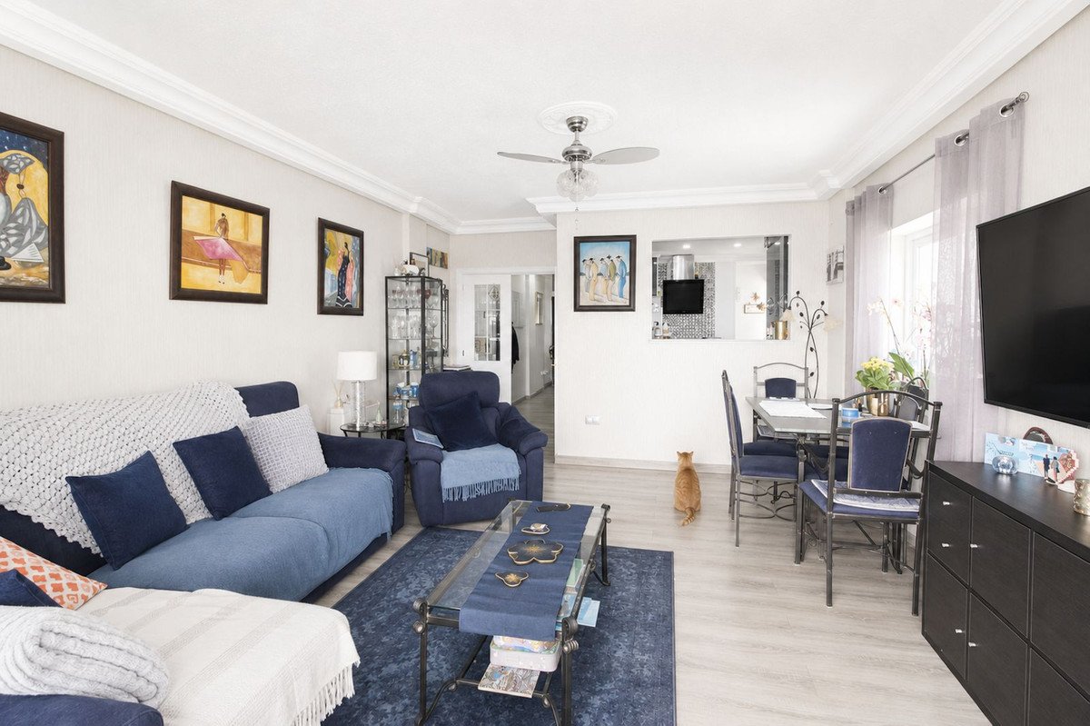 2 Bed Middle Floor Apartment in Calahonda